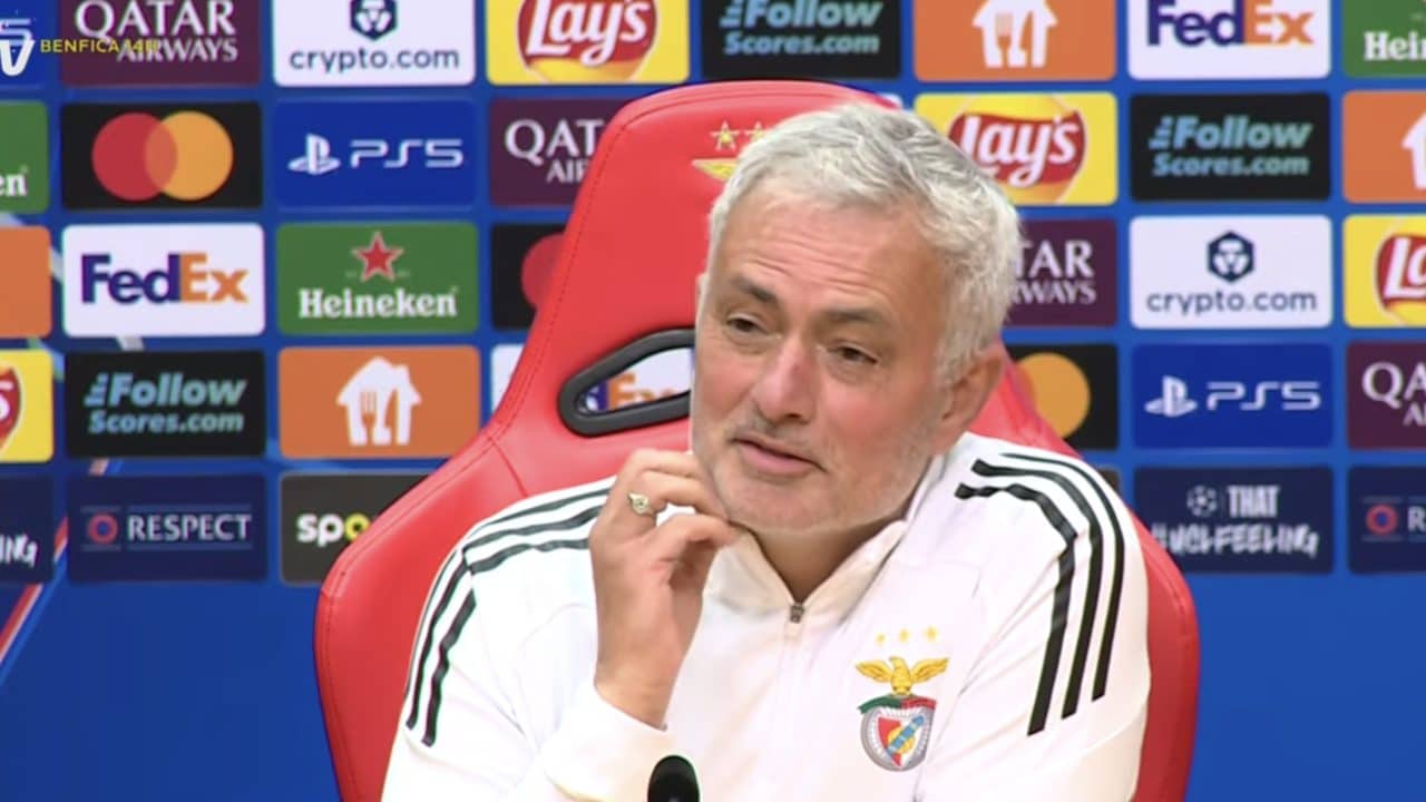 Mourinho interrompe la domanda sul Napoli di Conte: "Non fatemi ridere". E comincia a fare nomi