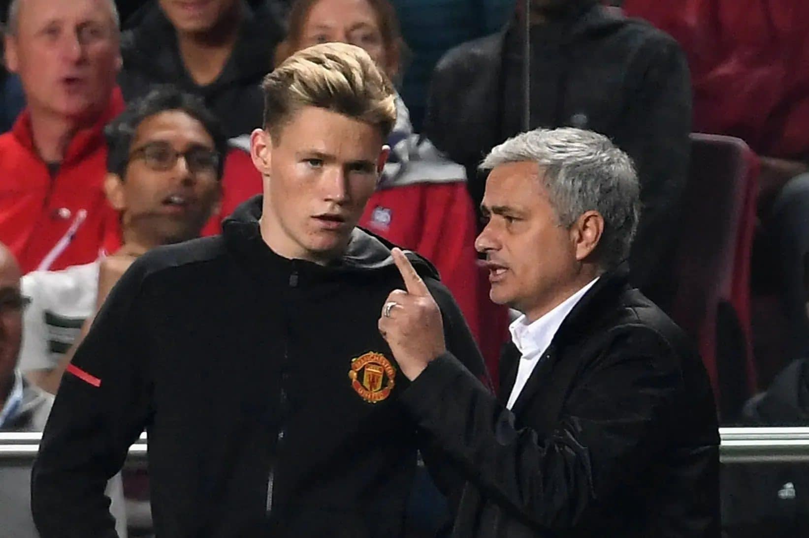 Mourinho dà indicazioni ad un poco più che ventenne McTominay ai tempi del Manchester United