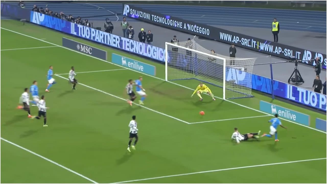 Neres brucia Koopmeiners, Hojlund perso in area da Kelly: la sintesi di Napoli-Juve è tutta qui