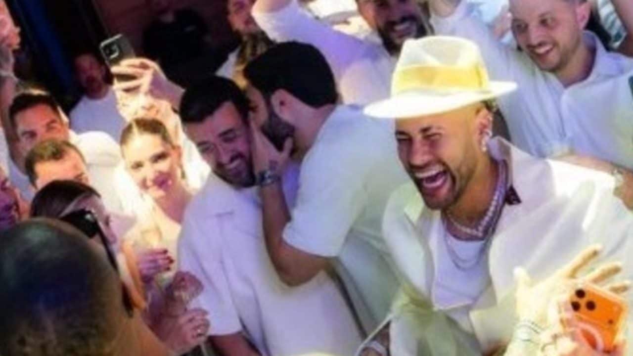 Neymar si gode le vacanze tra musica e poker, il futuro è un rebus: vuole giocarsi le sue chance per i Mondiali