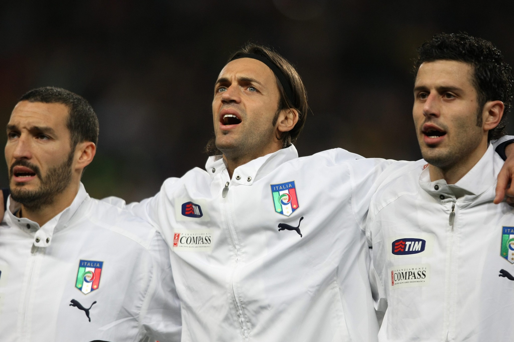 Legrottaglie accanto a Zambrotta e a Grosso durante un match dell’Italia.