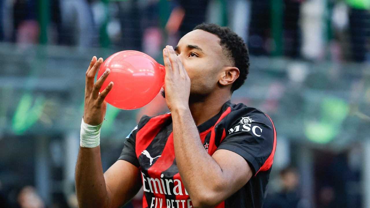 Nkunku ha un posto specifico per nascondere i suoi palloncini: li sistema prima di iniziare la partita