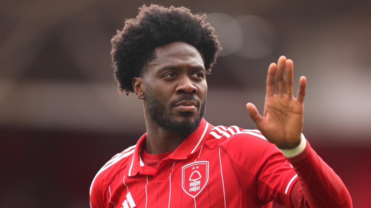 Ola Aina è in difficoltà: "Mi sto sentendo con la fidanzata di un altro calciatore. Lei ricambia"