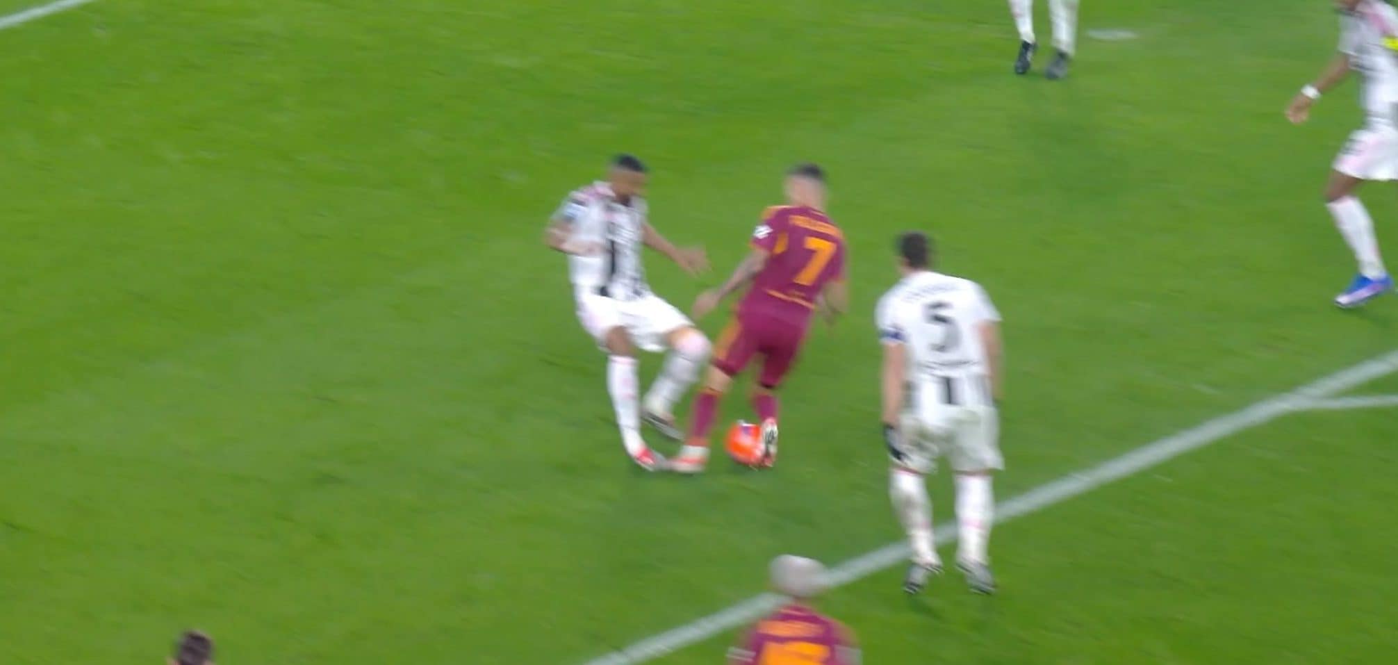 Open VAR toglie ogni dubbio sul contatto Bremer-Pellegrini in Juve-Roma: "Quei rigori non si danno"