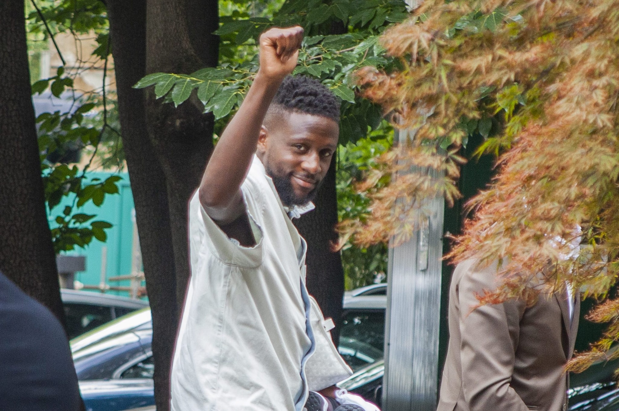 Divock Origi saluta i tifosi del Milan il giorno delle sue visite mediche il 28 giugno 2022