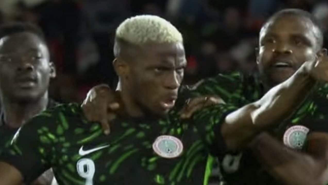 Osimhen provoca l'allenatore della Tunisia dopo il gol e viene subito punito in Coppa d'Africa