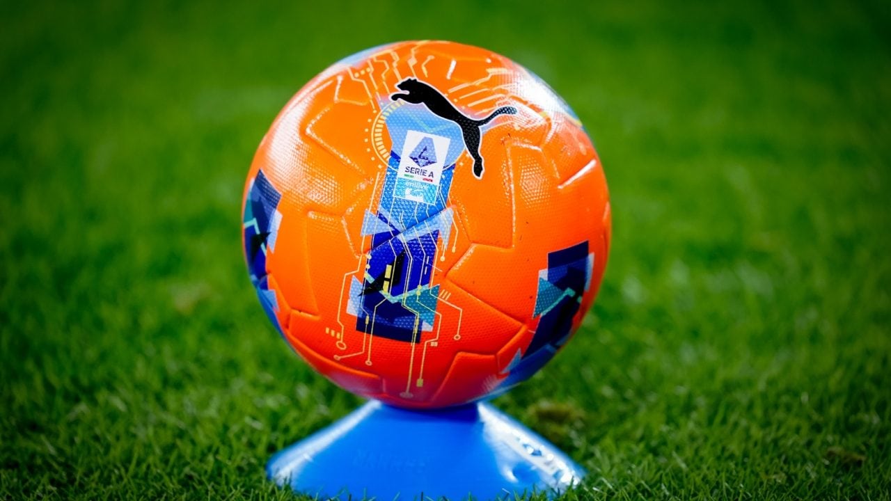 Serie A costretta a cambiare il colore del pallone dopo le "giuste proteste di chi è daltonico"