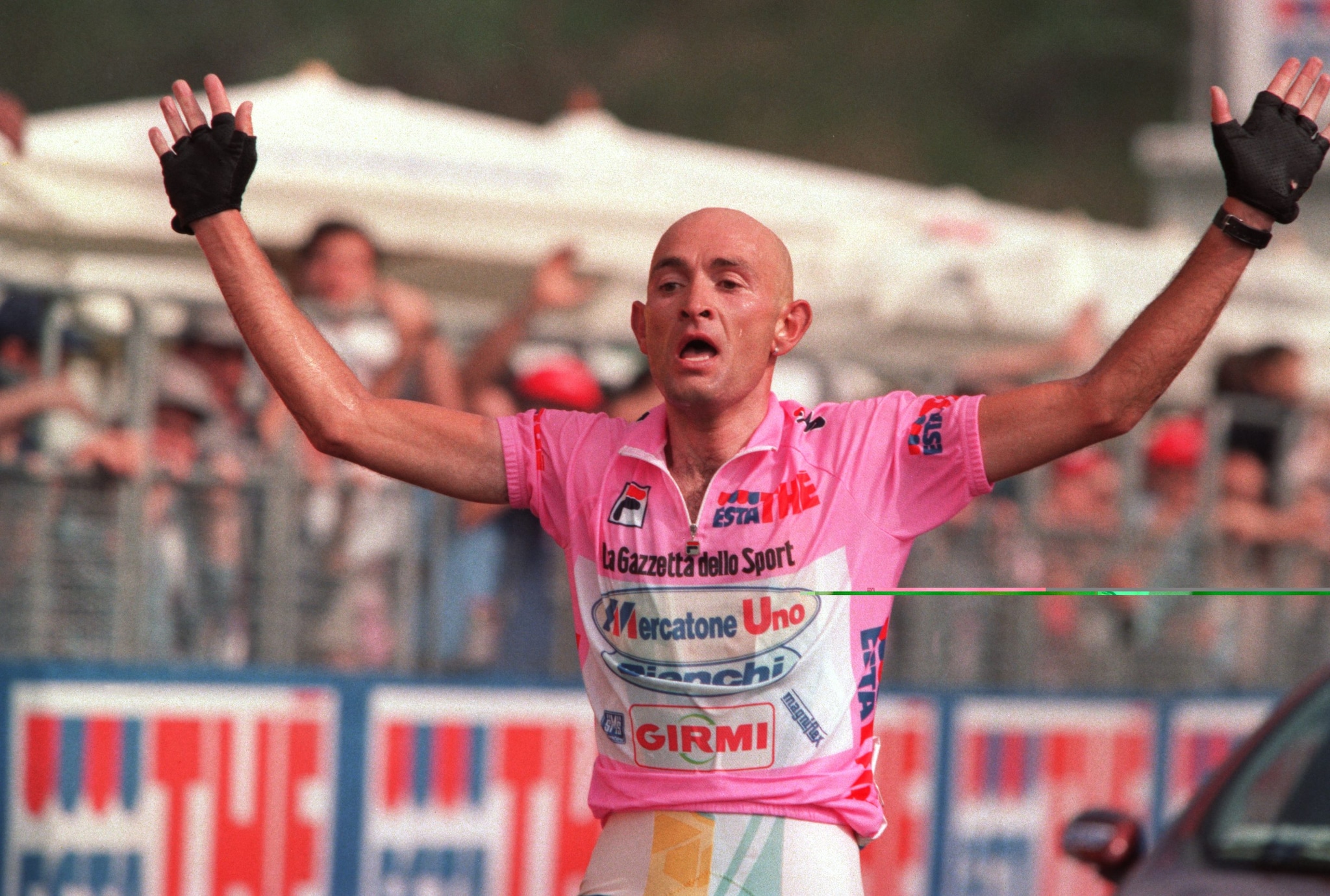 L’indimenticato Marco Pantani in maglia rosa con i colori della Mercatone Uno