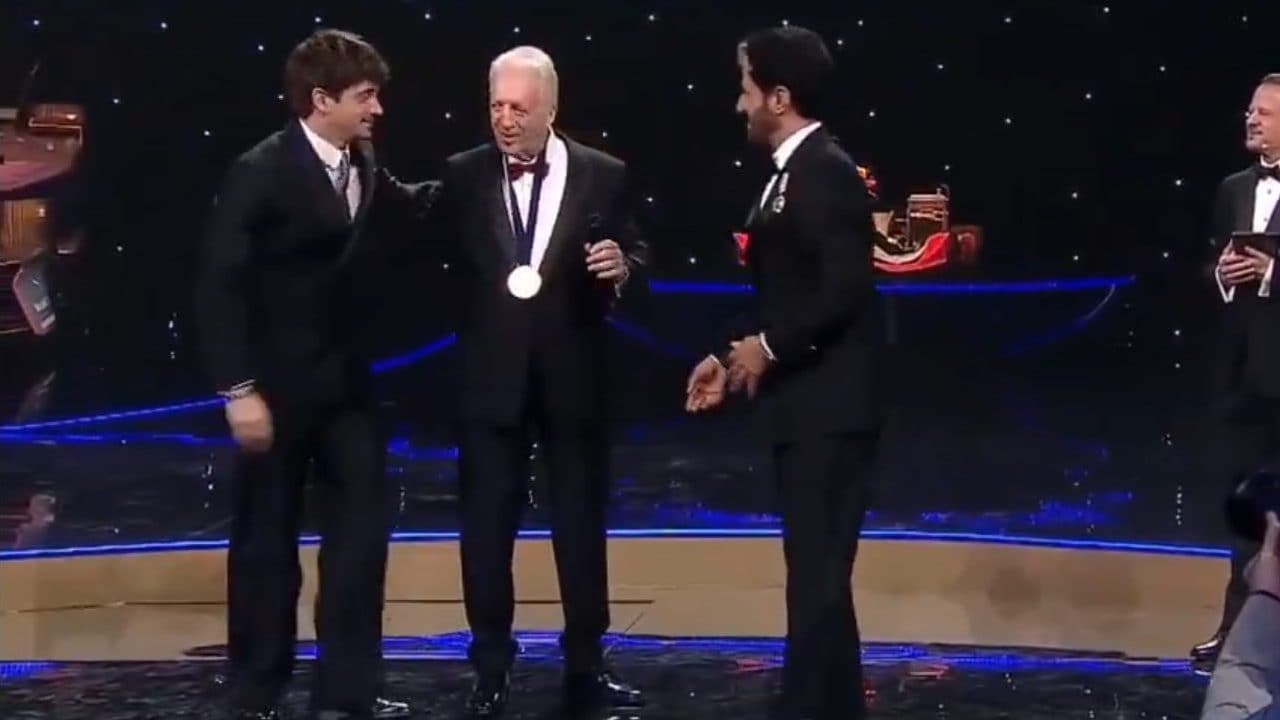 Piero Ferrari chiama Charles Leclerc sul palco al Gala FIA e rompe il protocollo: è un chiaro messaggio