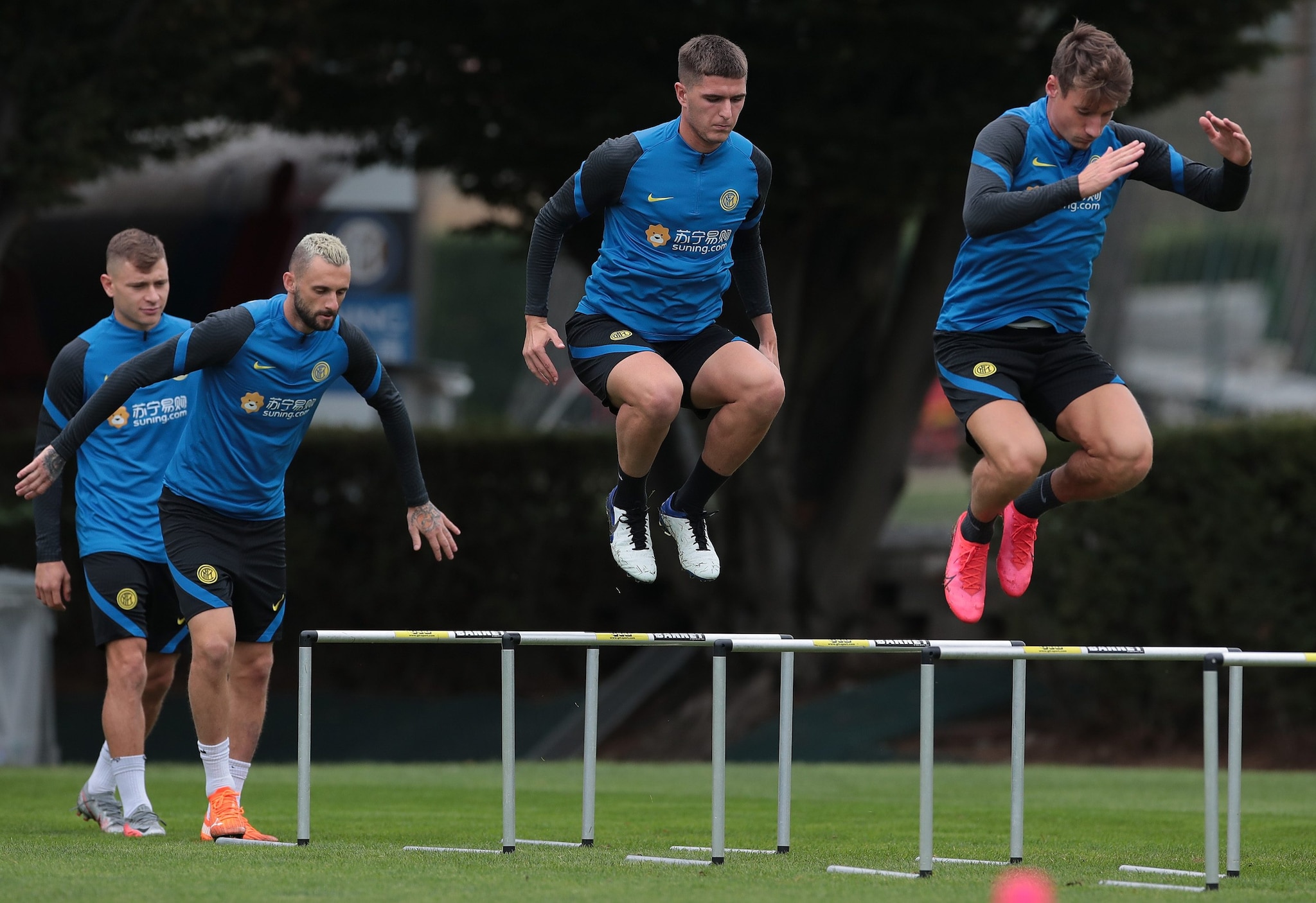 Pirola durante una sessione di allenamento all’Inter con Barella, Brozovic e Pinamonti.