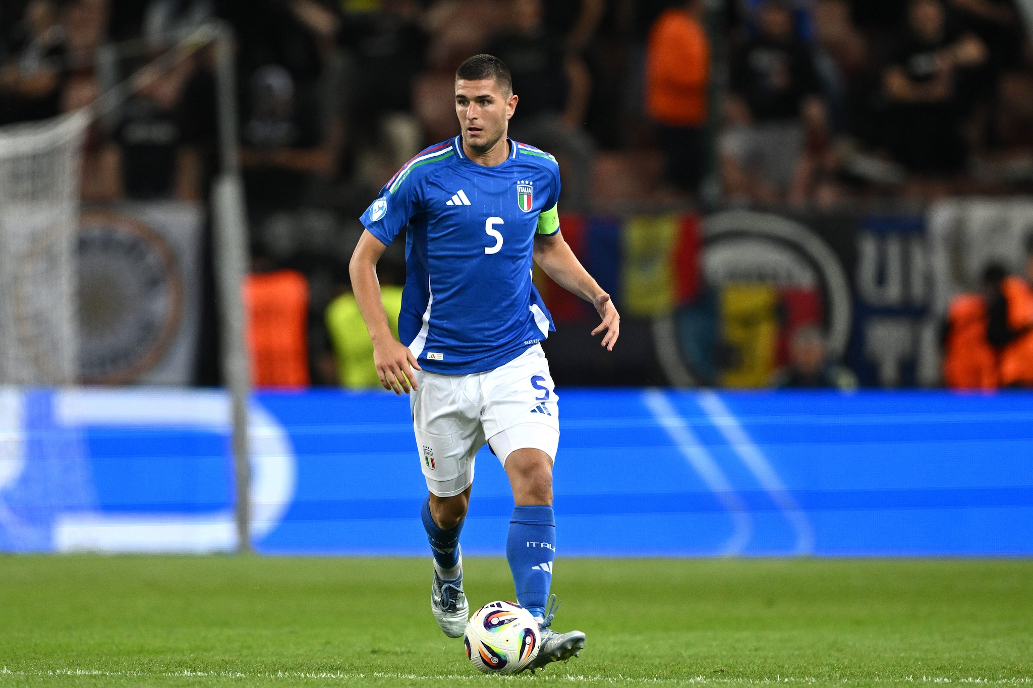 Pirola con la maglia dell’Italia U21 e la fascia da capitano.