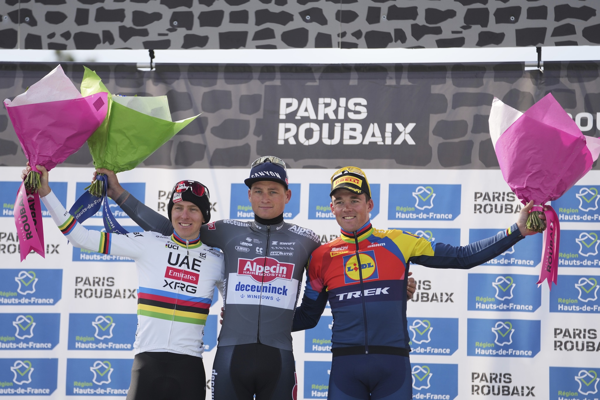 Ciclismo in crisi, anche la mitica Roubaix riduce i costi: uomini e donne sul pavé tutti in un giorno