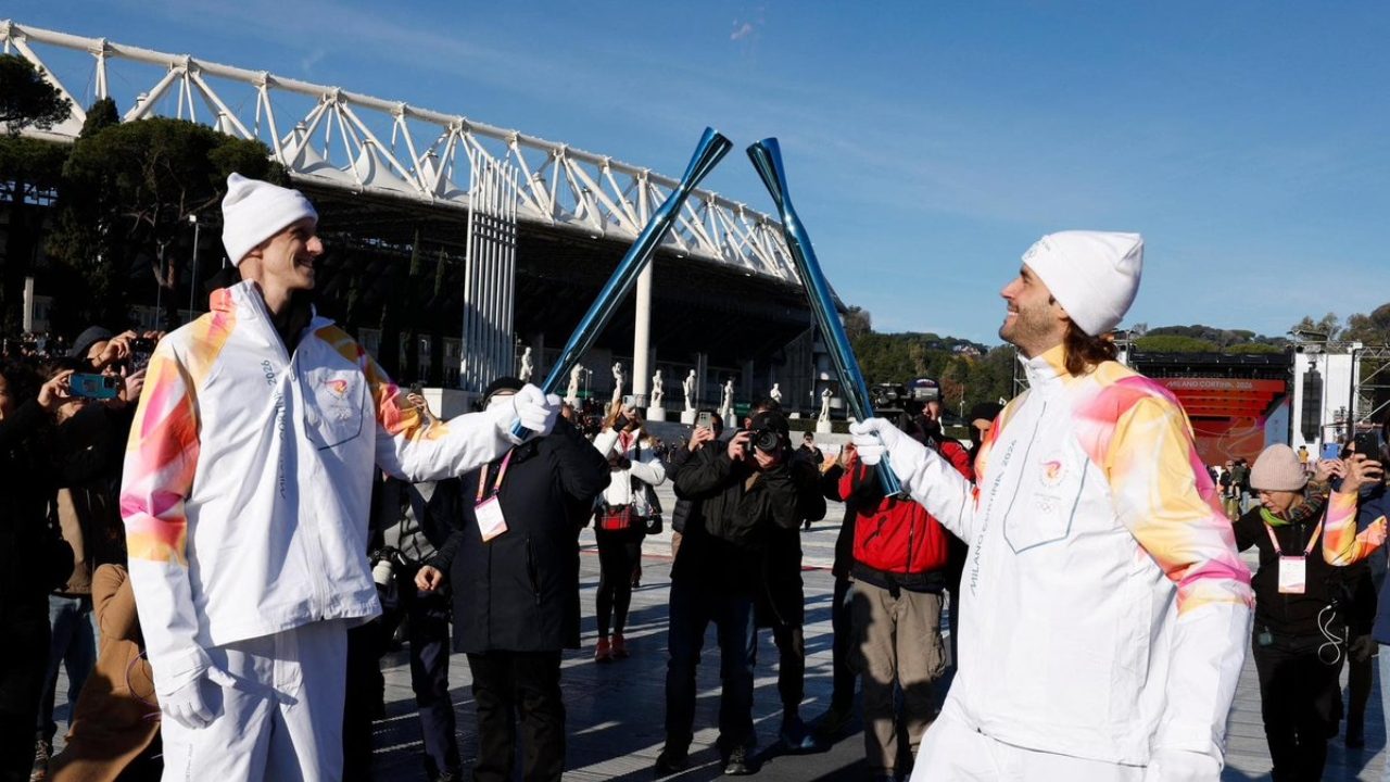 Polonara riceve la Fiamma olimpica da Tamberi: "Emozionante essere qui in piedi, la mia battaglia è stata complicata"