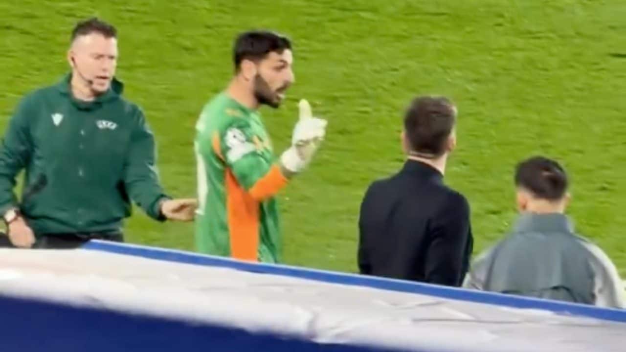 La follia del portiere di riserva del Galatasaray: litiga con tutti prima di entrare e finisce male