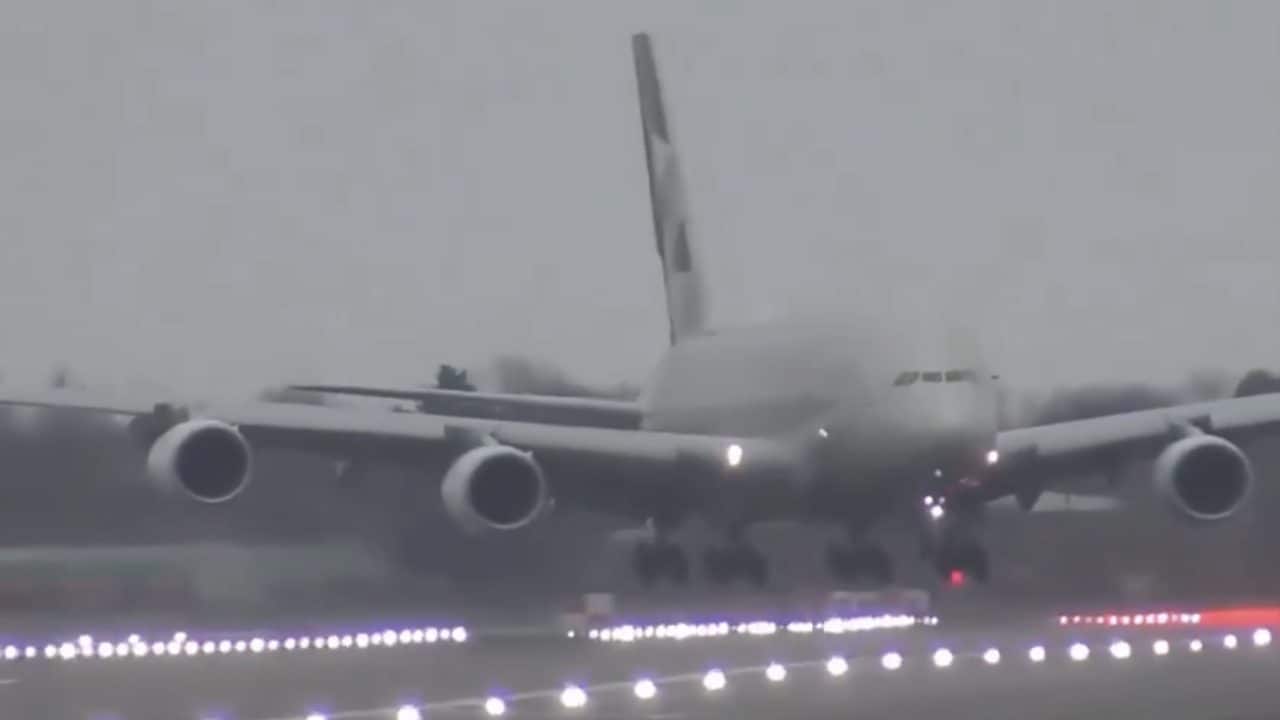 L'atterraggio d'emergenza del PSG a Bilbao con l'aereo sospeso in balia del vento sopra la pista