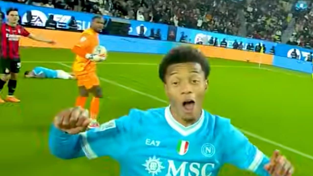 La Refcam di Napoli-Milan, l'arbitro e la manata di Maignan a Politano: "No, è tutto buono"
