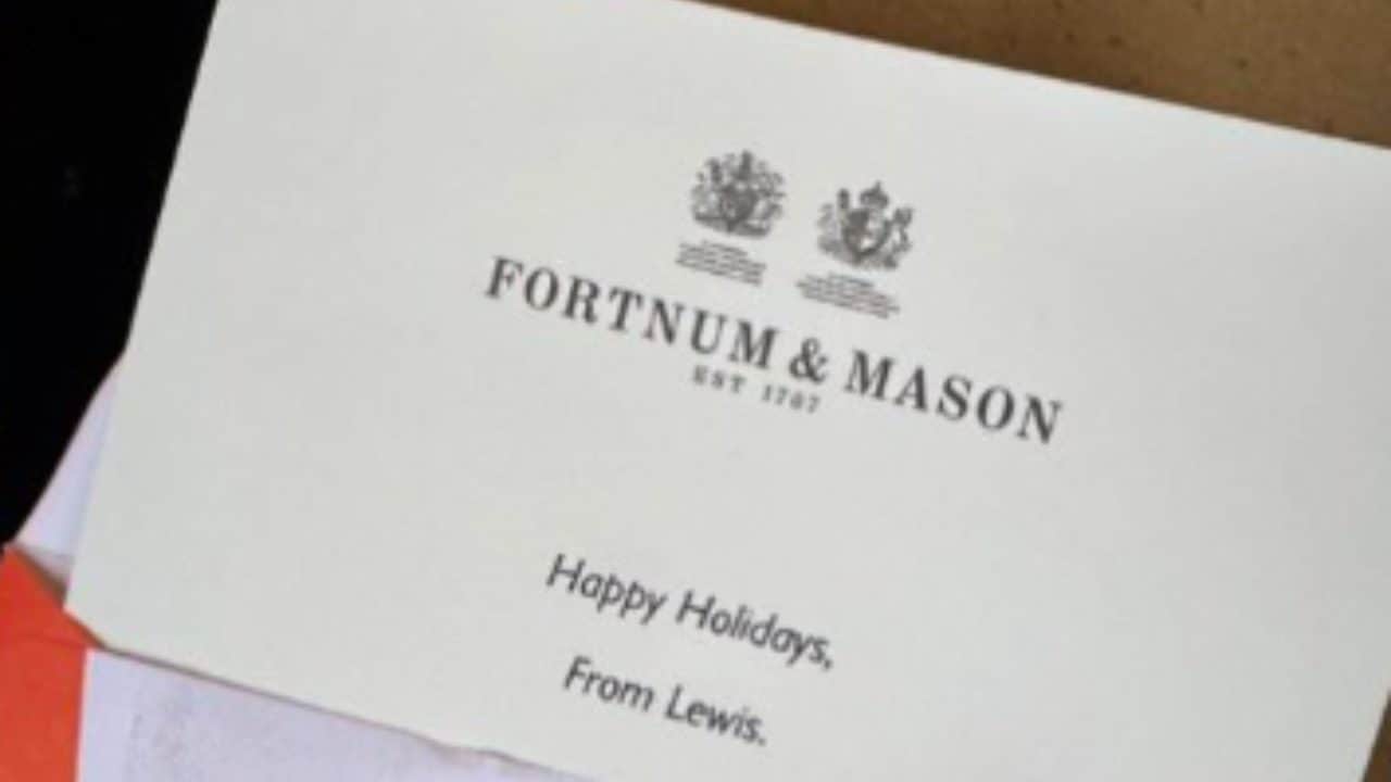 Il bigliettino che accompagna il regalo di Natale fatto da Lewis Hamilton ad ogni membro della Gestione Sportiva della Ferrari