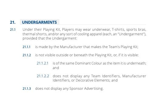 La regola 21 comma 1 delle ’FIFA Equipment Regulations’