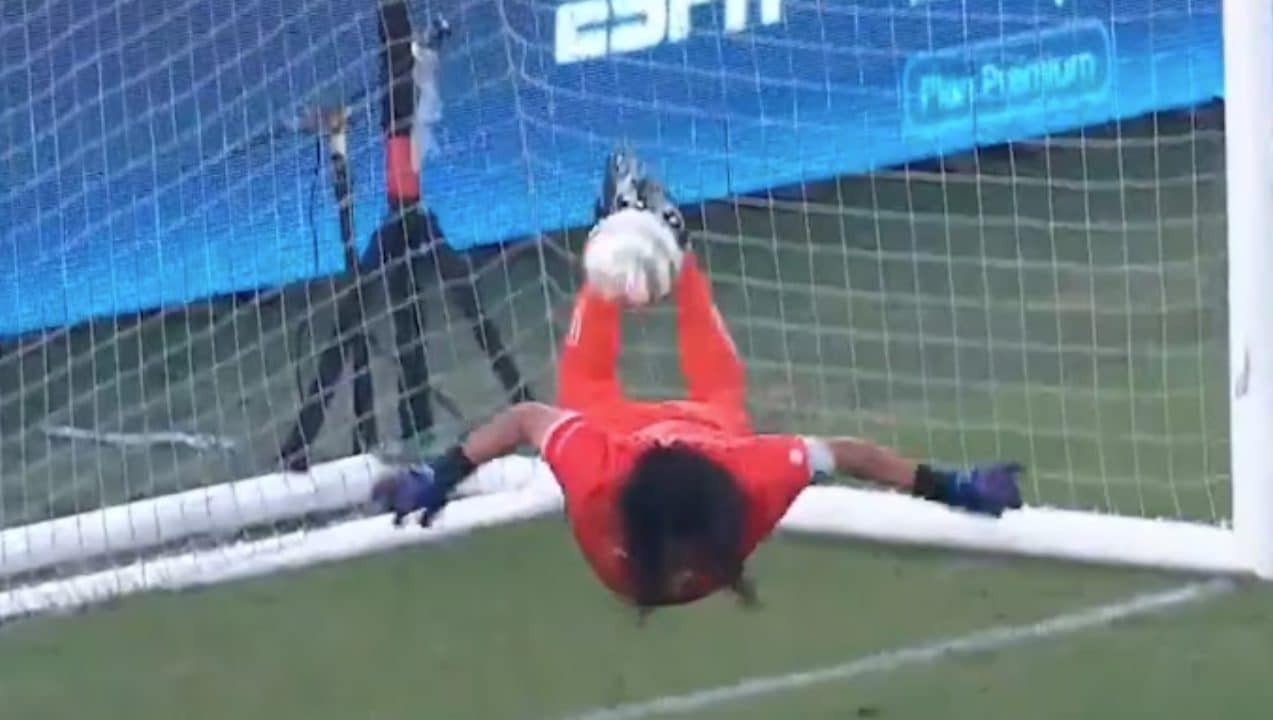 René Higuita a 59 anni ha rifatto il colpo dello scorpione: in Colombia è riapparsa la giocata magica