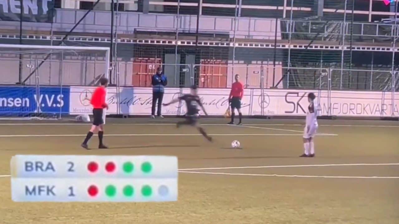 Il portiere tenta la mossa disperata sul rigore decisivo, ma non basta: scena folle ai playout in Norvegia