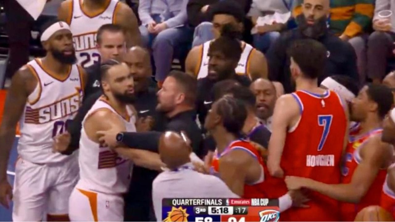 Grayson Allen fa un fallo violento su Holmgren e scatta la maxi-rissa: sul parquet si scatena l'inferno