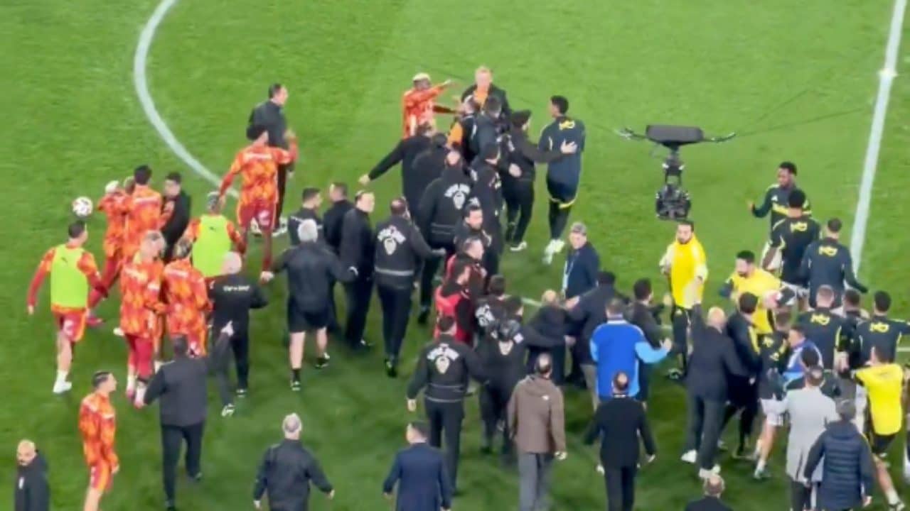 Osimhen fa scoppiare l'inusitata rissa nel riscaldamento di Fenerbahce-Galatasaray: cosa è successo