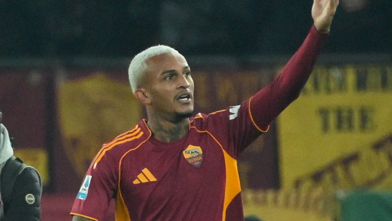 La Roma torna vicinissima alla vetta della Serie A, basta Wesley per battere 1-0 il Como