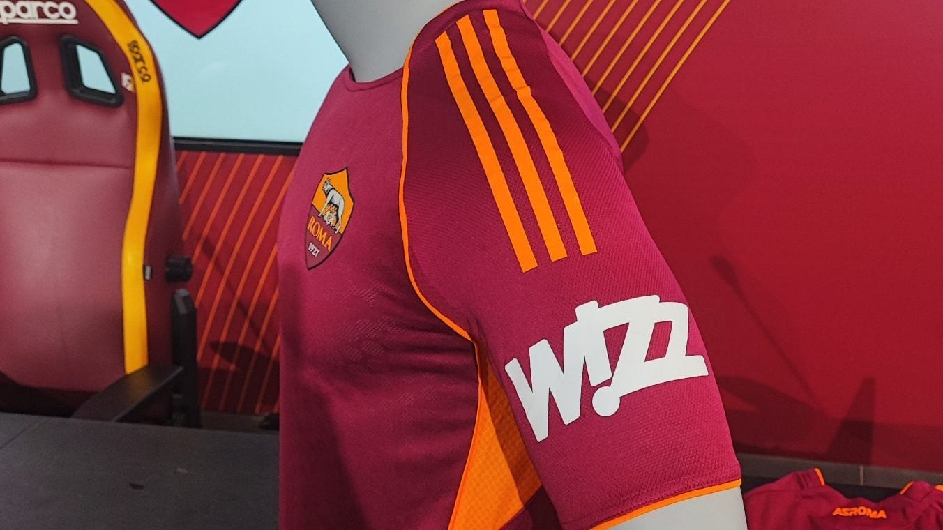 Perché la Roma avrà un nuovo sponsor sulla maglia col Como: cosa c'è dietro la partnership con Wizz Air