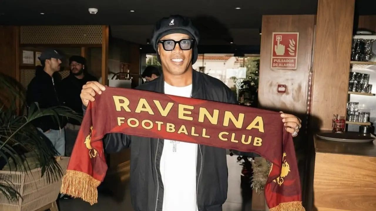 Il video di Ronaldinho con la sciarpa del Ravenna fa esplodere i tifosi: "Stanno arrivando grandi cose"