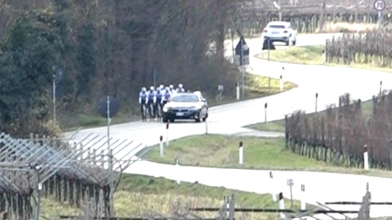 Follia contro i ciclisti della SC Padovani durante l'allenamento: un'auto li accosta e apre il fuoco