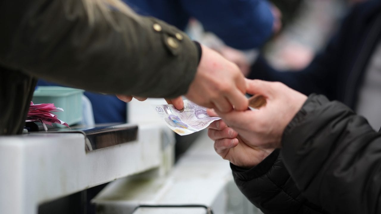 Trova la bolletta vincente dopo 16 anni mentre lava i vestiti vecchi: si presenta a riscuotere
