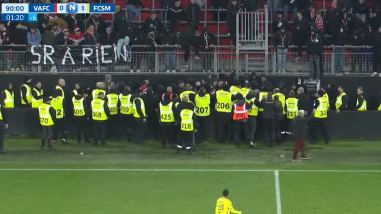 Caos totale in Valenciennes-Sochaux: partita sospesa, i tifosi provano ad invadere il campo