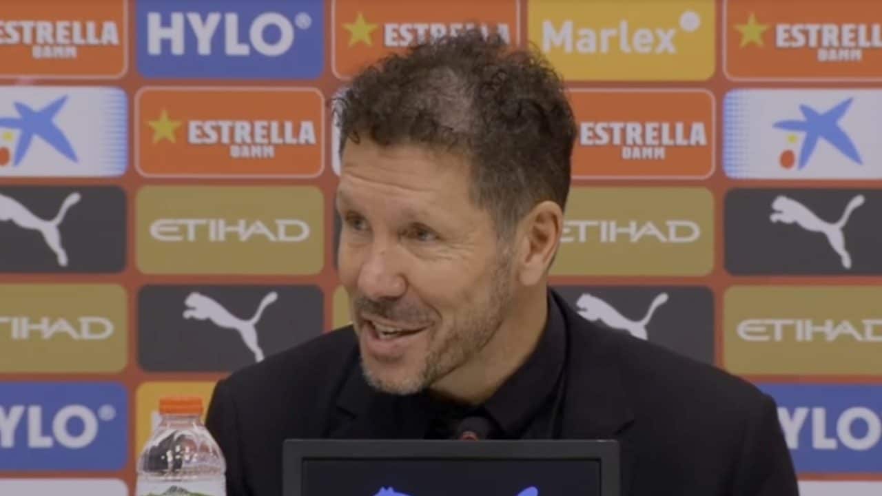 Simeone al giornalista che va in pensione: "Ho scoperto che è il tuo ultimo giorno". E lo sorprende
