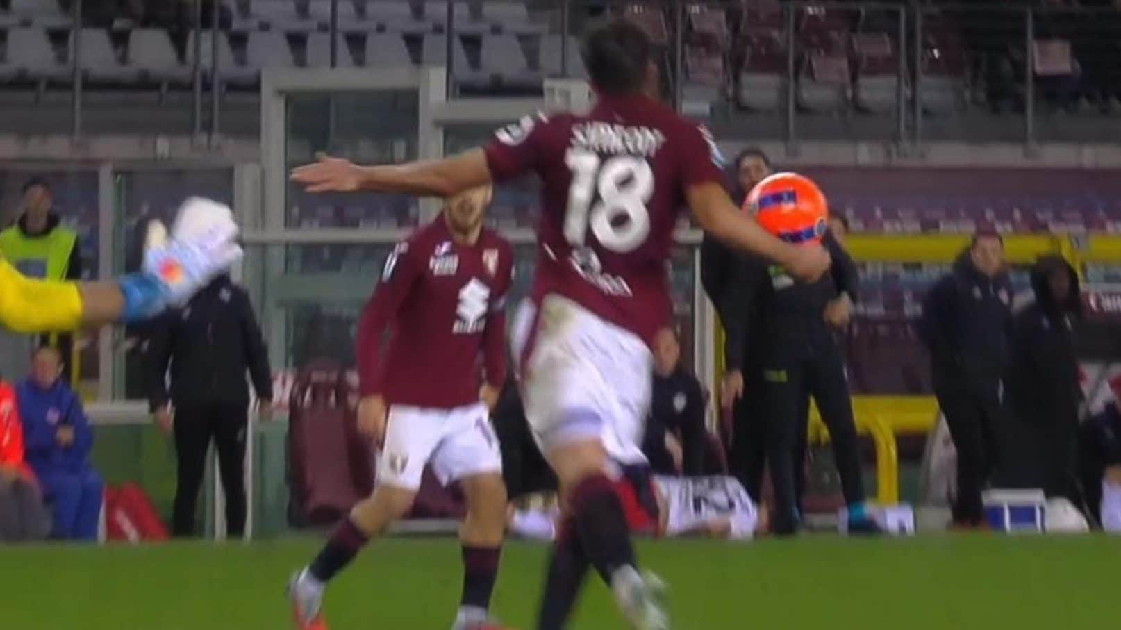 Simeone tocca il pallone di mano in Torino-Cremonese: perché l'arbitro non dà rigore e il VAR non interviene