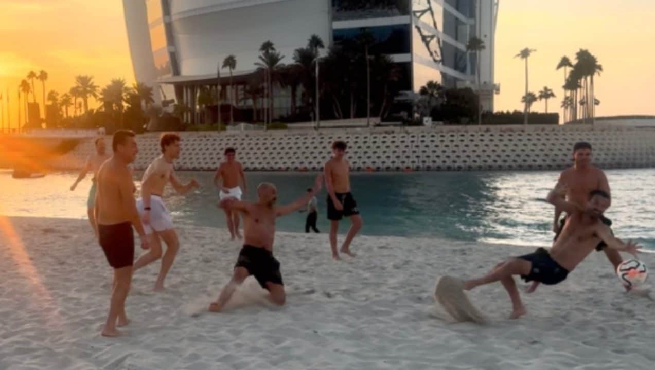 Jannik Sinner mentre gioca a calcio sulla spiaggia con il suo staff a Dubai.
