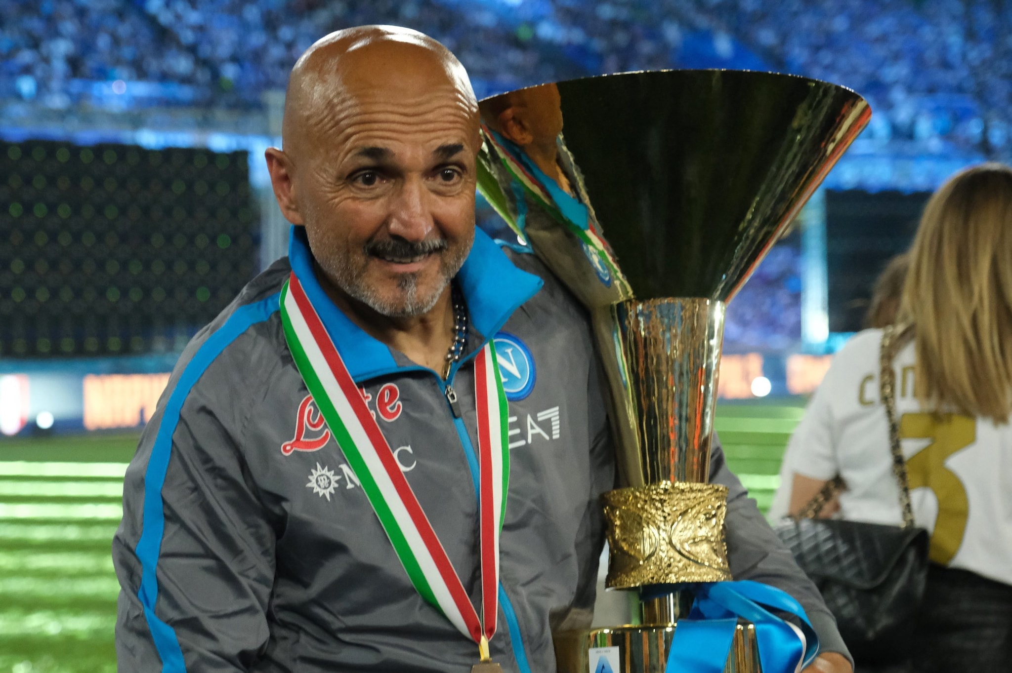 Spalletti il 4 giugno 2023 dopo Napoli–Sampdoria col trofeo del terzo Scudetto
