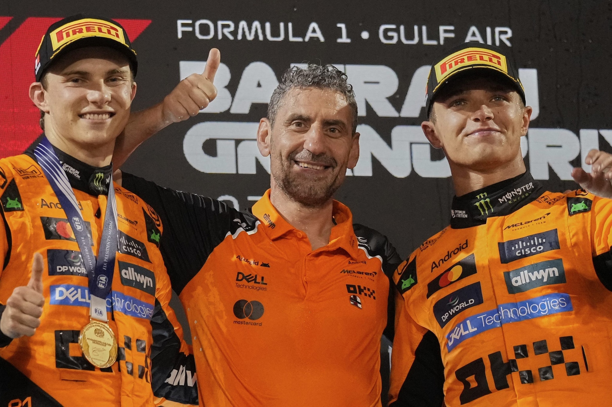 Il team principal della McLaren Andrea Stella con Oscar Piastri e Lando Norris sul podio del Bahrain lo scorso aprile