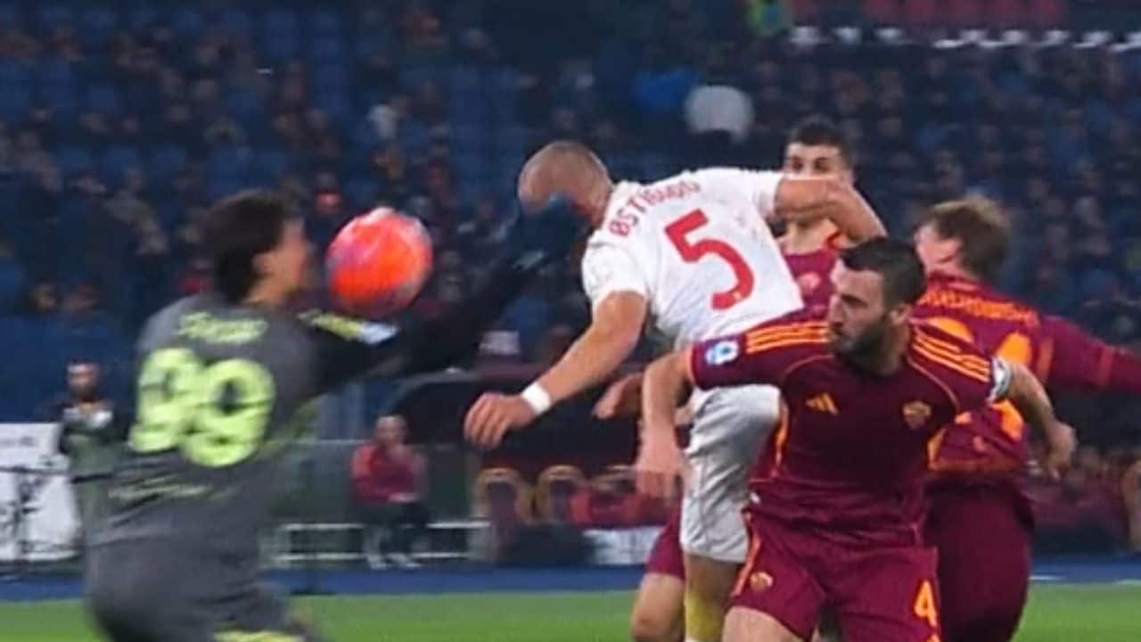 Il VAR all'arbitro sul rigore non dato per il ceffone di Svilar: "Spiegaglielo". Ma è tutto sbagliato