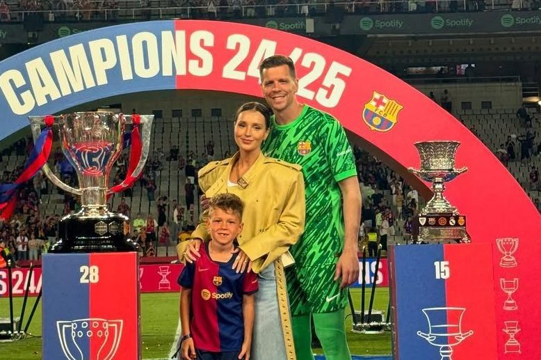 Wojciech Szczesny con la moglie Marina e il figlio Liam dopo la vittoria della Liga col Barcellona