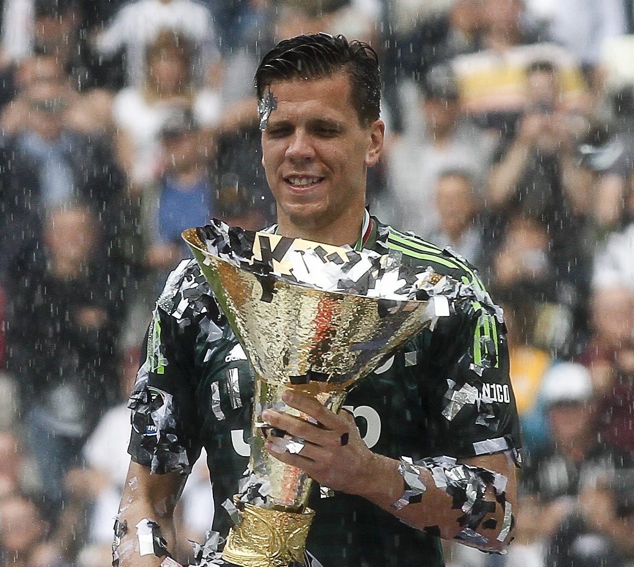Szczesny col trofeo dello Scudetto vinto con la Juventus nel 2018, il primo dei tre consecutivi messi in bacheca a Torino