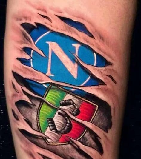 Il tatuaggio di Luciano Spalletti sull’avambraccio sinistro: stemma del Napoli e terzo Scudetto