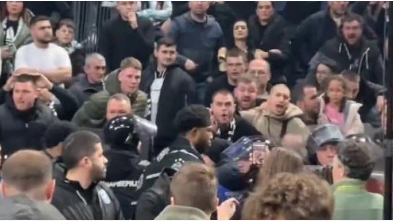 Tifosi e giocatori del Partizan faccia a faccia dopo la sconfitta col Maccabi: alta tensione a Belgrado