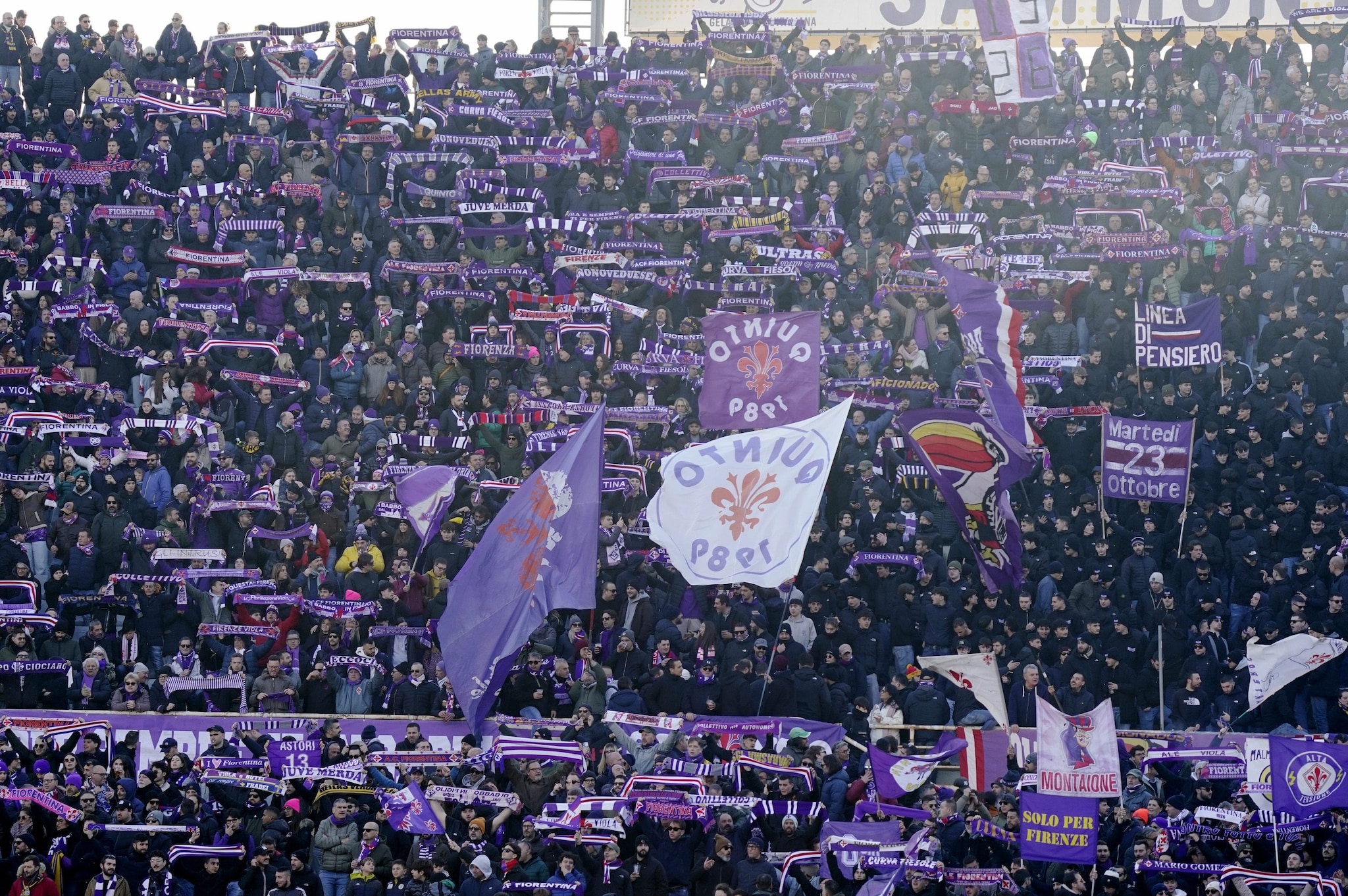 La sciarpata dei tifosi della Fiorentina durante il match col Verona