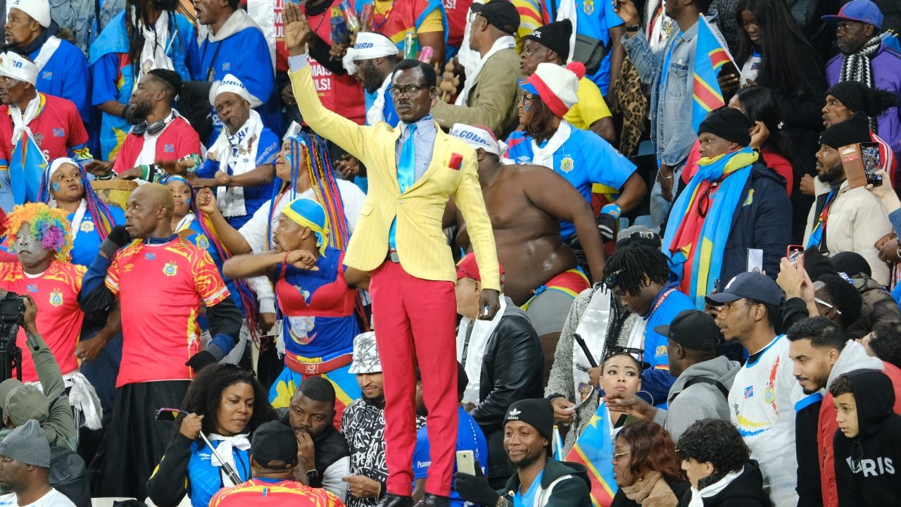 Il tifoso del Congo immobile come una statua mentre intorno c'è il caos: è un omaggio alla storia