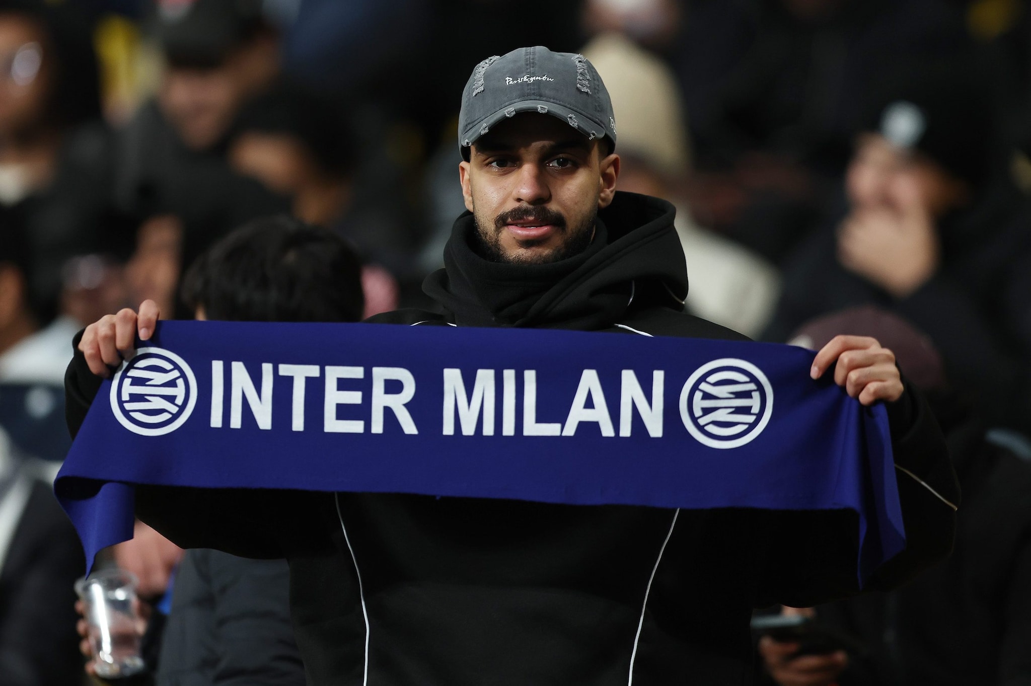 Un tifoso dell’Inter sugli spalti di Riad in occasione della semifinale di Supercoppa contro il Bologna