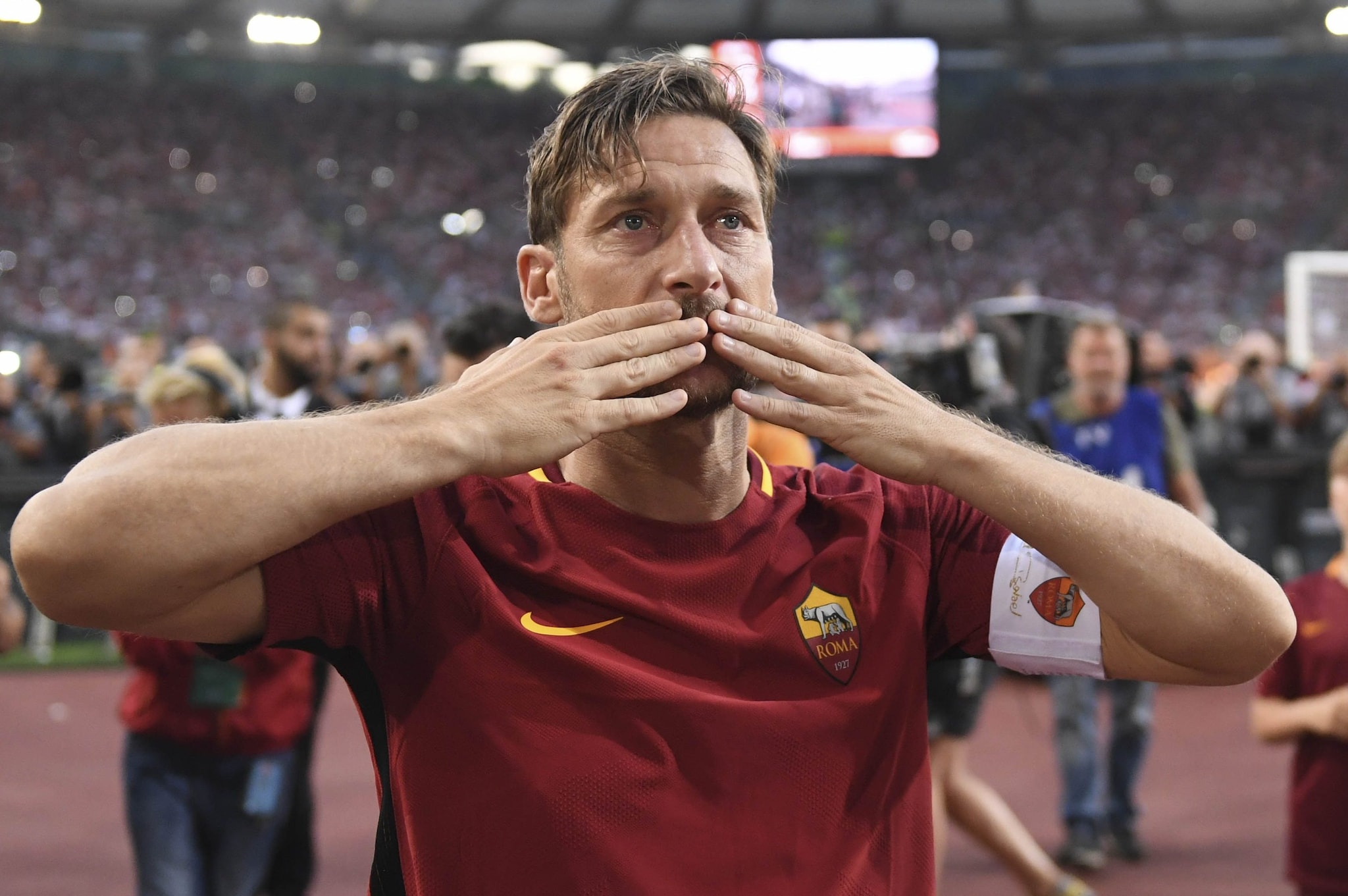 Totti il giorno del suo addio al calcio, al termine di Roma–Genoa: era il 27 maggio 2017