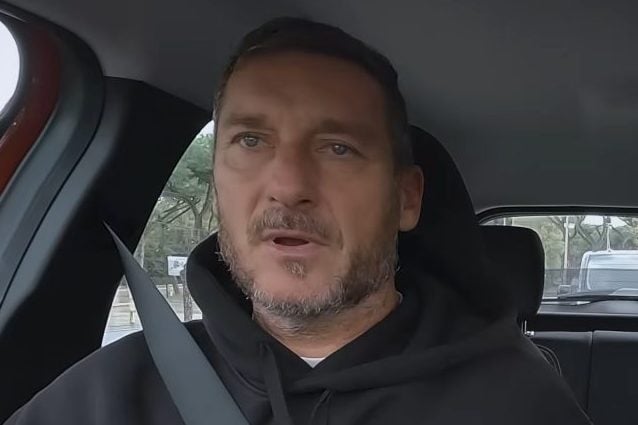Francesco Totti durante la chiacchierata in auto con Pierluigi Pardo