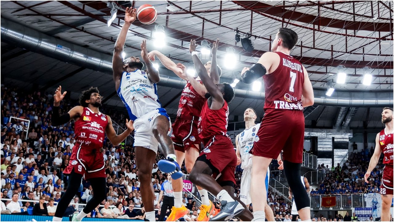 Caos al Trapani Basket, l'allenatore si dimette e la società non ci sta: "È scappato senza salutare"