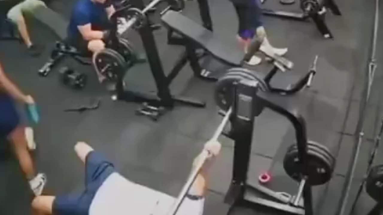 Un culturista muore colpito al petto dal bilanciere della panca piana: tragedia in Brasile