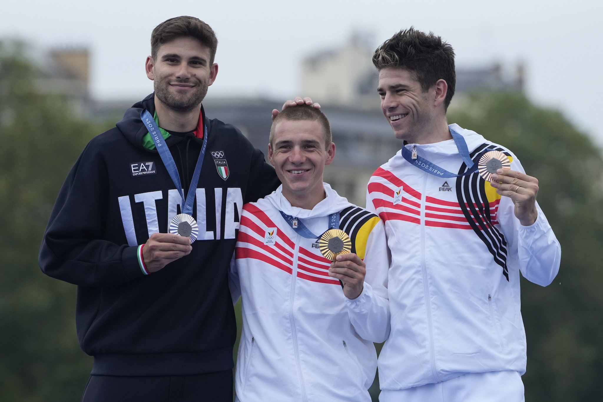 Wout Van Aert sul podio a Parigi 2024: bronzo a cronometro dietro a Evenepoel e Ganna.